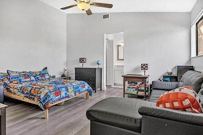 Building Photo - 8033 NW 71st Ct