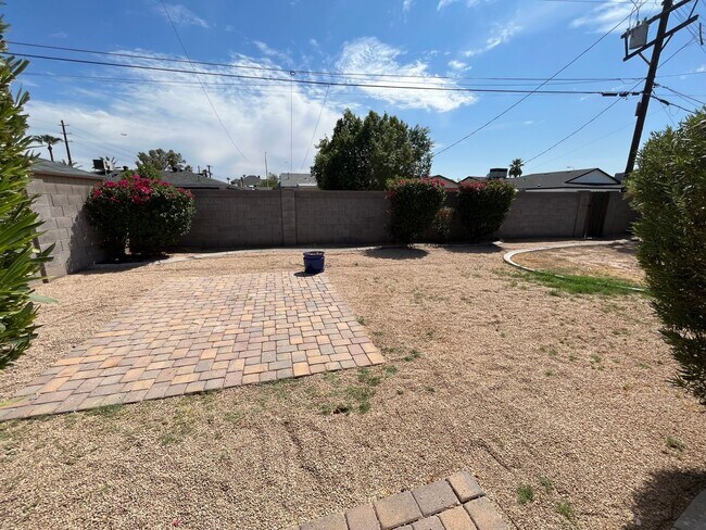 Building Photo - Beautiful Three Bedroom Scottsdale House w...