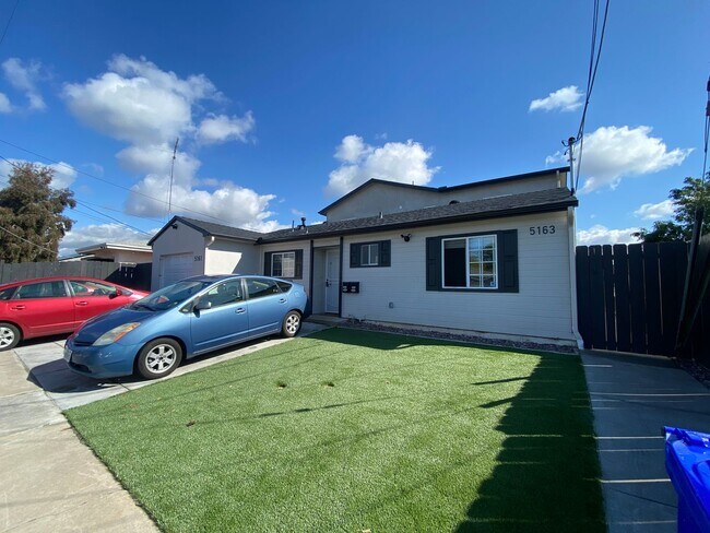 Building Photo - 6BD/2BA on Ewing! (Lease out, pending sign...