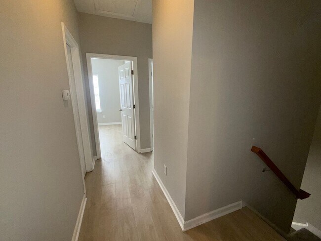 Building Photo - Three Bedroom Townhouse in Regent Park!