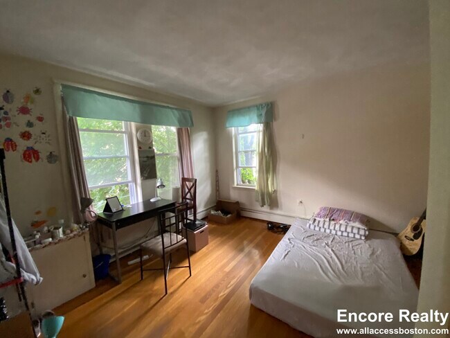 Building Photo - 310 Tappan St