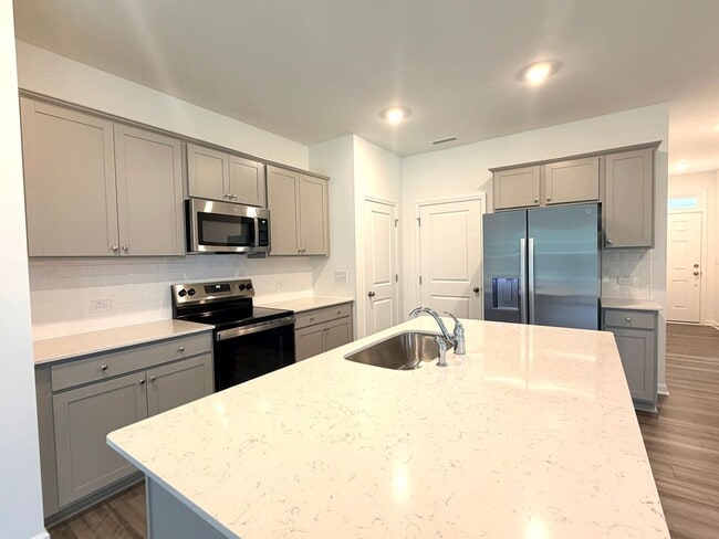 Building Photo - ~~ Luxurious End Unit 3-bedroom Townhome ~~
