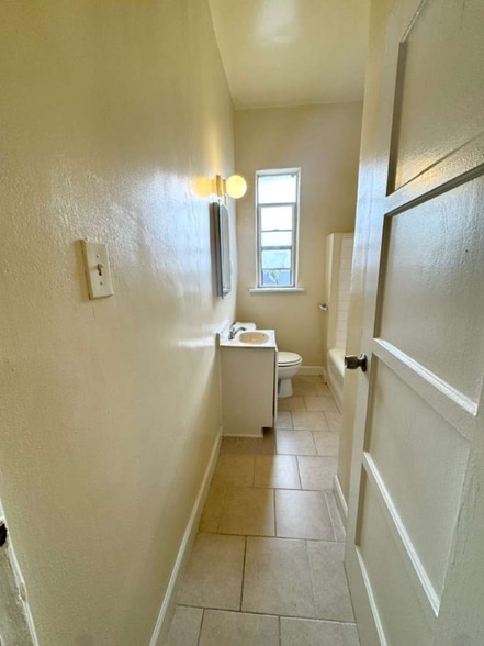 Building Photo - 901 S Kingsley Dr