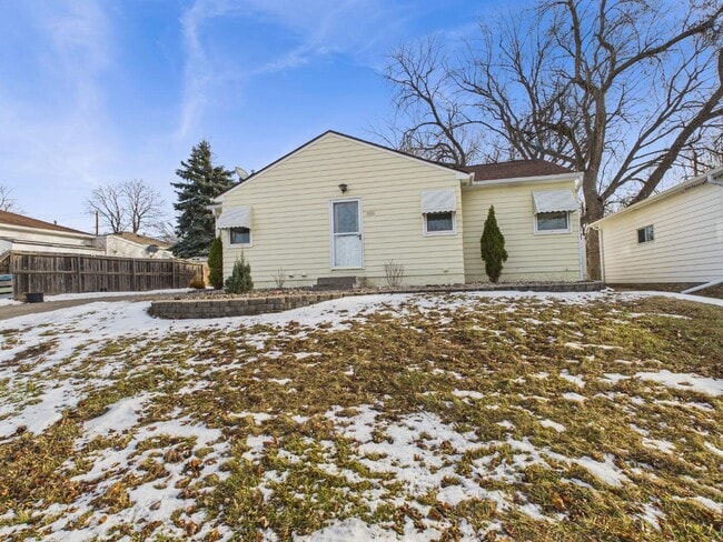 Building Photo - 904 S Cloudas Ave