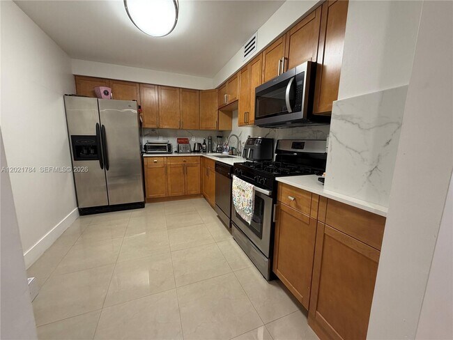 Building Photo - 2030 S Ocean Dr