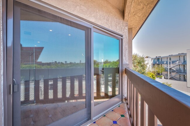 Building Photo - 832 Palm Ave