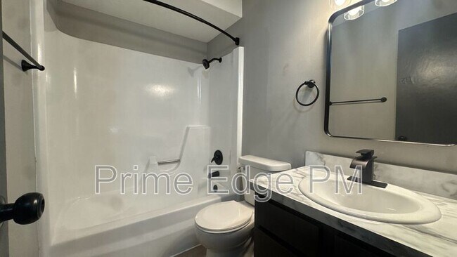Building Photo - 1701 Ridgehaven Ct