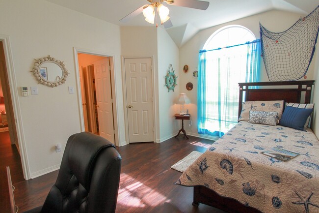 Building Photo - Stately 4-Bedroom, 3-Bath Home with Modern...