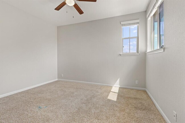 Building Photo - 506 Hummingbird Ln