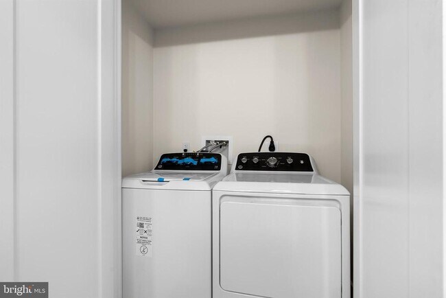 Building Photo - 30 W Broad St