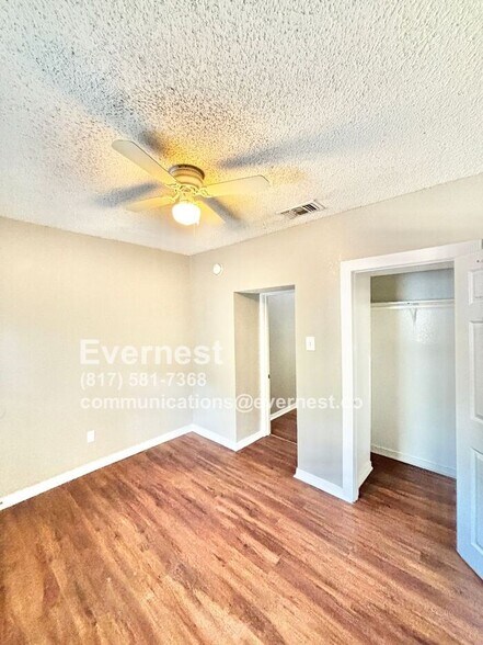 Building Photo - 2923 Azle Ave