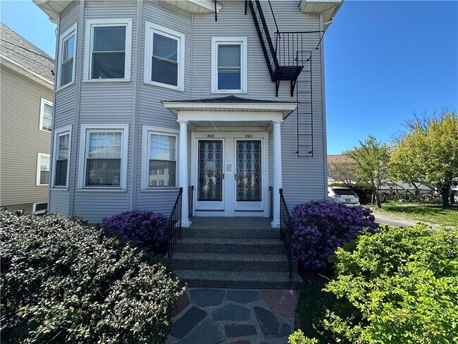 Building Photo - 904 York Ave