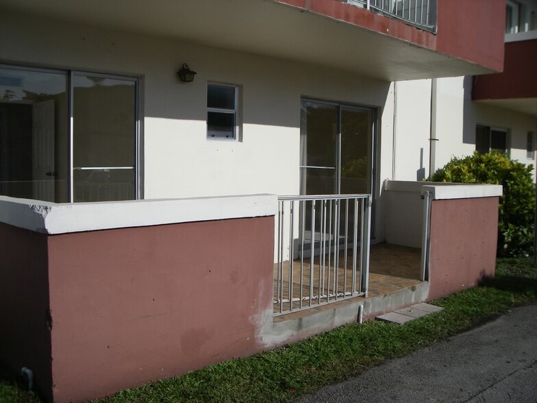 Building Photo - 685 Miller Dr
