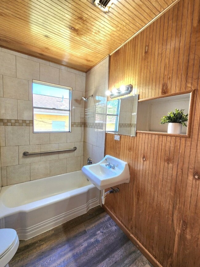 Building Photo - 6903 Palestine St