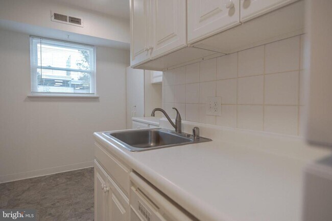 Building Photo - 5937 Quantrell Ave