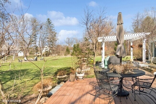 Building Photo - 1674 Bowling Green Dr