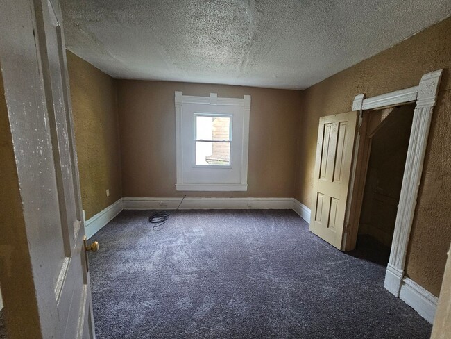 Building Photo - 4 Bedroom Home for Rent