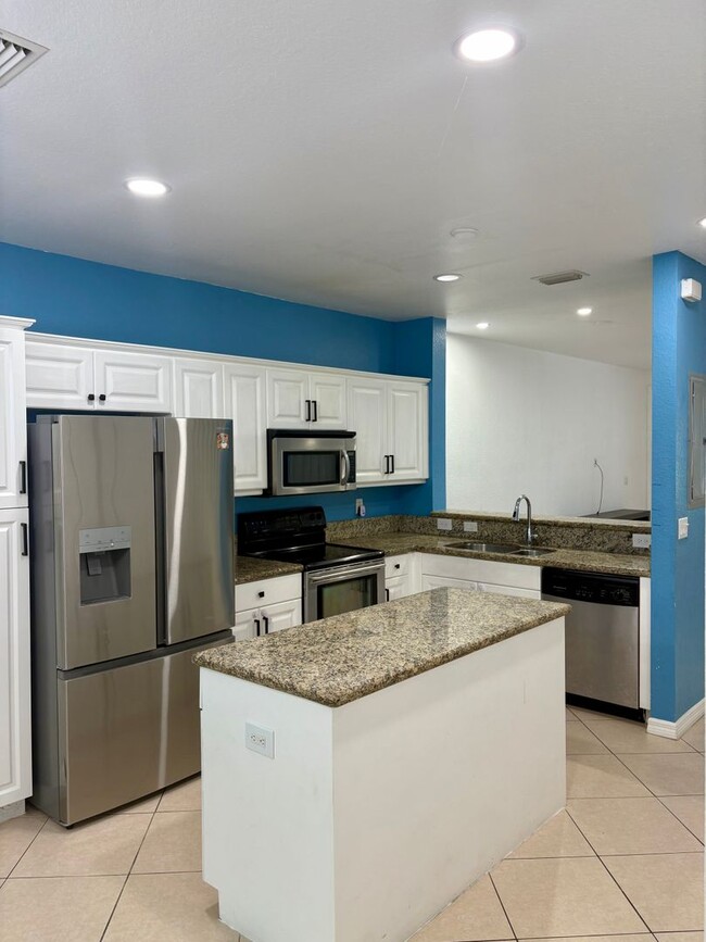 Building Photo - Cozy 3/2.5 Townhome in Convenient Location