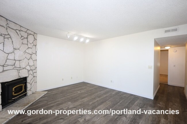 Building Photo - $1,395.00 - NE Fremont St - 2 bedroom cond...