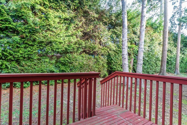 Building Photo - 2 Bedroom, 2.5 Bath Condo in Madrona Heights