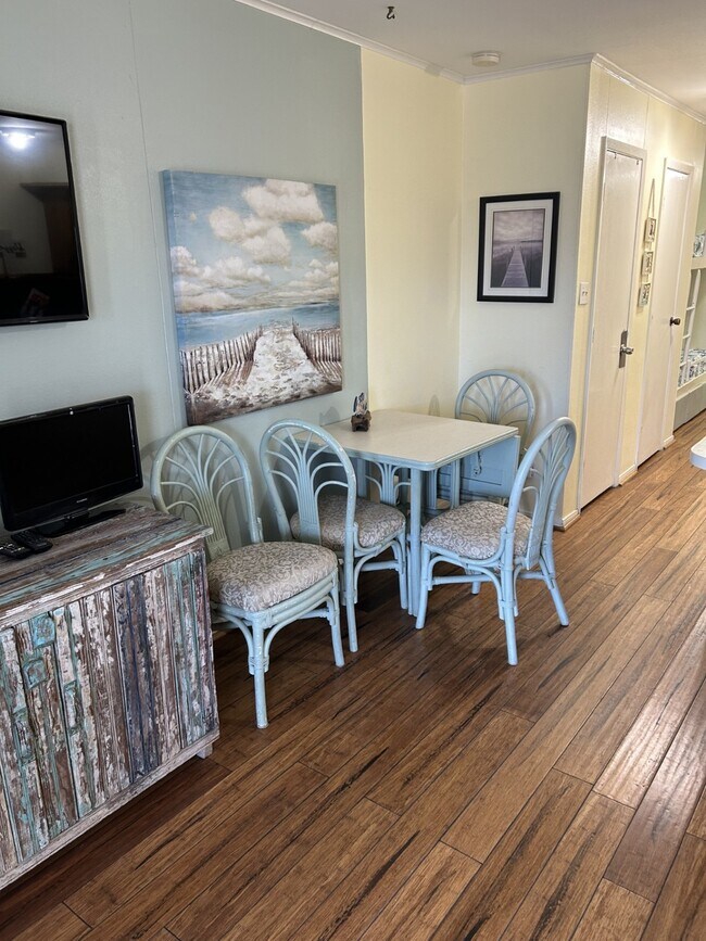 Building Photo - 6102 Seawall Blvd