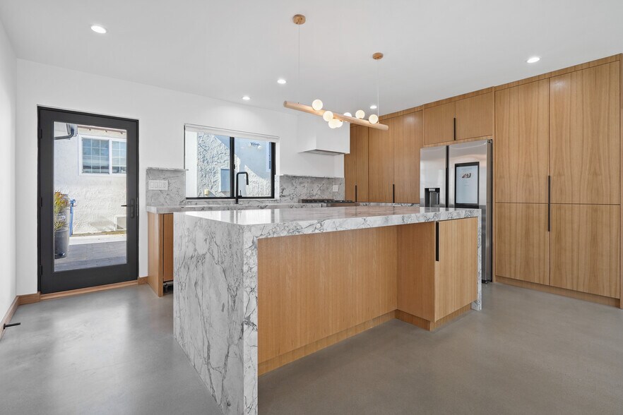 Building Photo - 6004 Lindley Ave