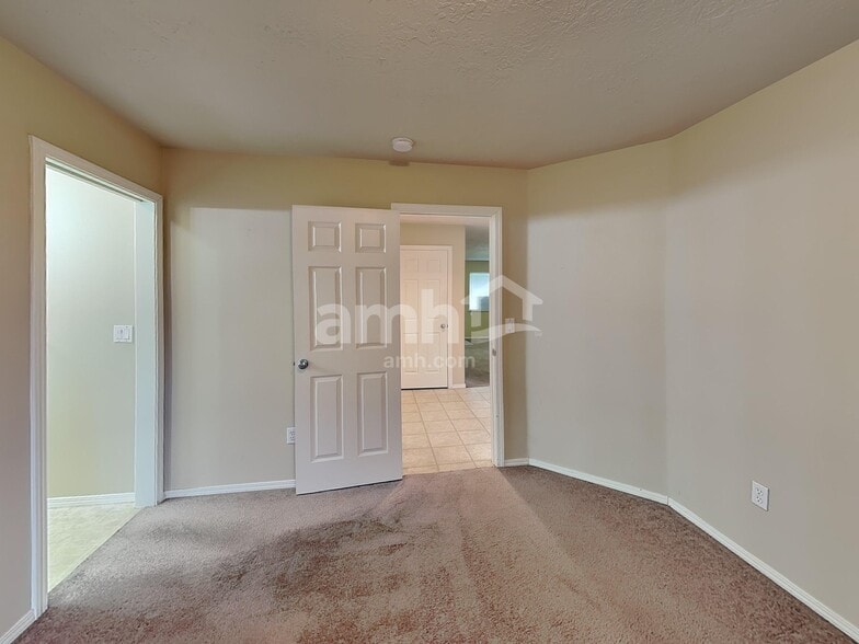 Building Photo - 2285 NW McGarey Dr