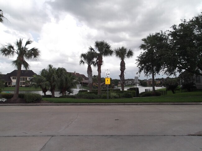Building Photo - 1722 Parklake Village Dr