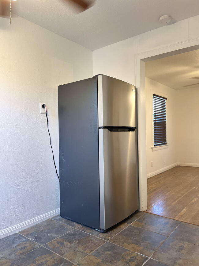 Building Photo - Convenient 1 Bedroom Apartment - Close to ...