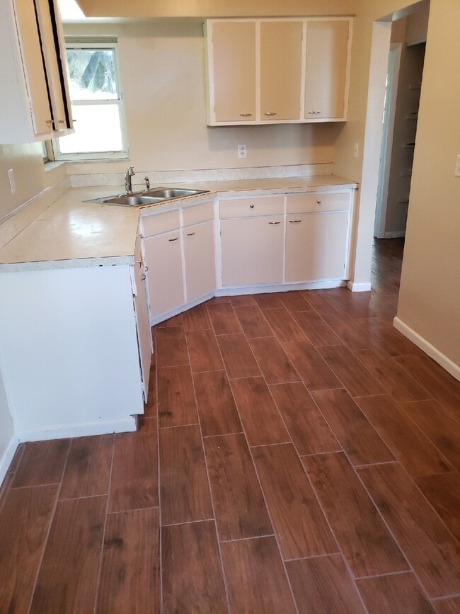 Building Photo - 2 Bed 1 Bath Home | Pet Friendly with Fenced Yard | Washer Dryer Hook Ups | Section 8 Welcome