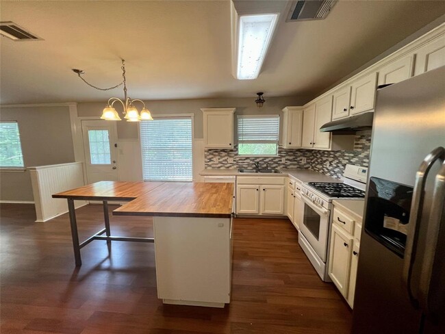 Building Photo - 1466 David Curry Dr