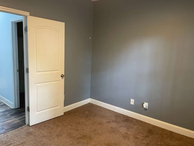 Building Photo - Pet Friendly Three Bedroom Two Full Bathro...