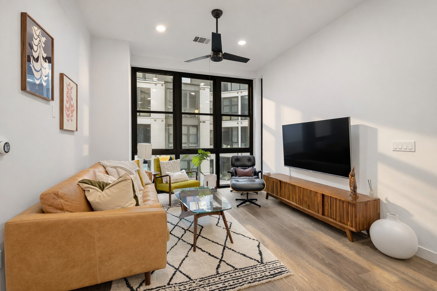 Building Photo - 800 Embassy Dr