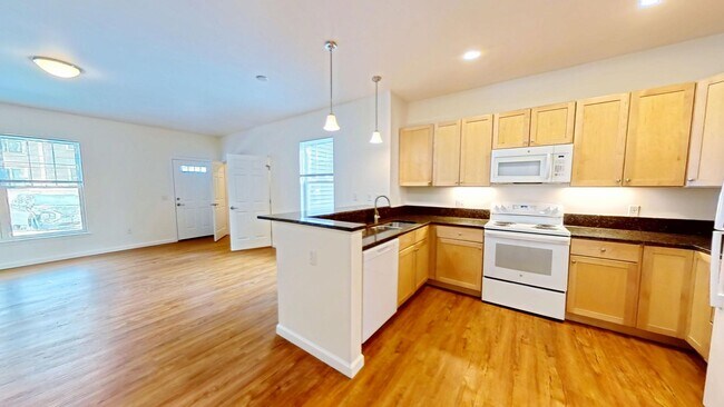 Building Photo - 2 bed, 1 bath apartment with washer and dryer included (85 Griffin Ln #102)