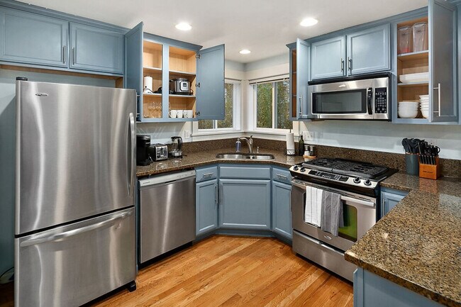 Building Photo - 1220 Aurora Ave N