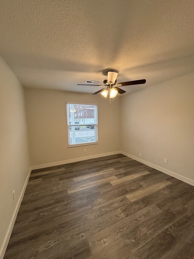 Building Photo - 2713 Center St