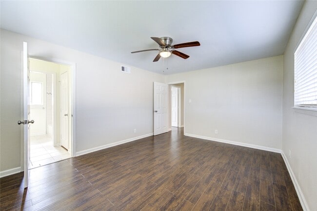 Building Photo - 9611 Greenwillow St