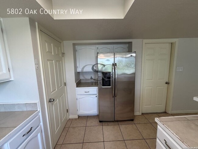 Building Photo - 5802 Oak Country Way