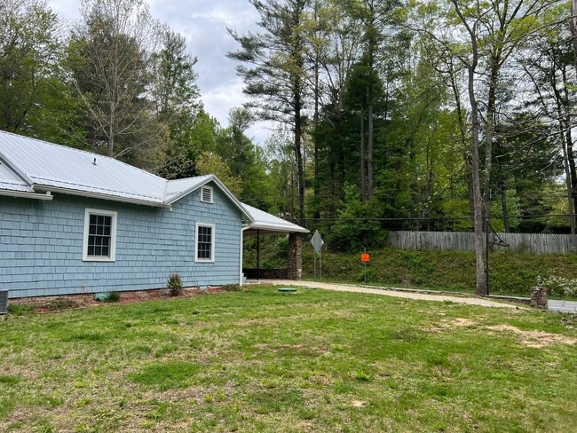 Building Photo - Charming Flat Rock Bungalow