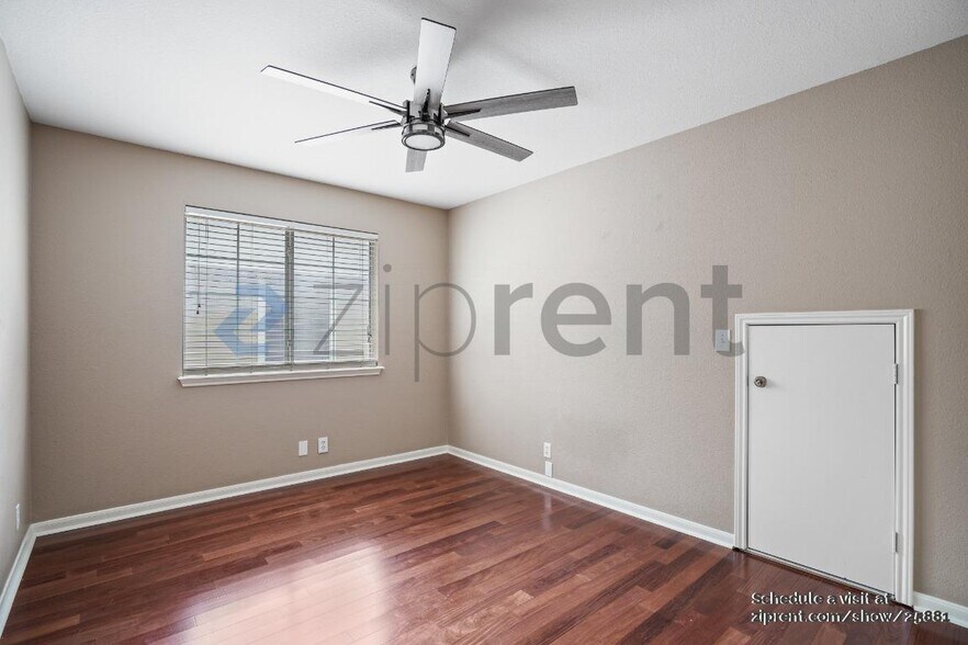 Building Photo - Unit