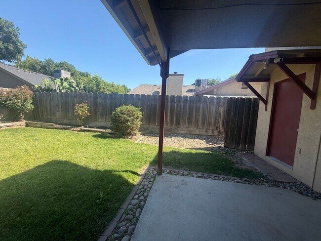 Building Photo - Single story near freeway access and major shopping!