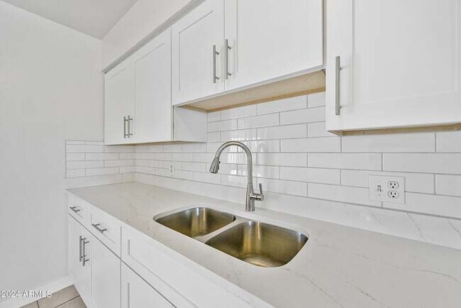Building Photo - 3 bedroom
