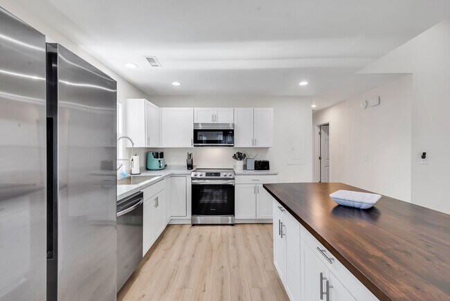 Building Photo - 2405 Bert Dr