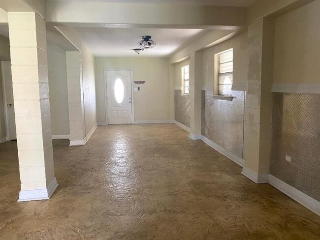 Building Photo - 638A Warsaw Dr