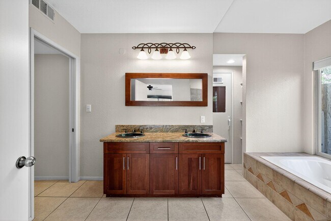 Building Photo - 985 N Tuxedo Cir