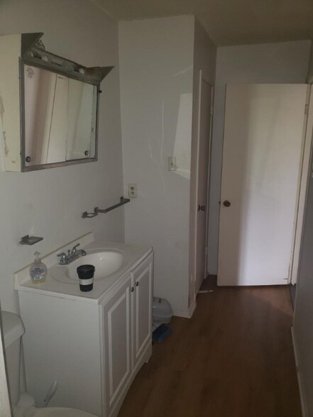 Building Photo - 1008 W 2nd St