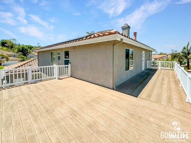 Building Photo - Great 4B/3BA House in Oceanside w/ a Large Loft!