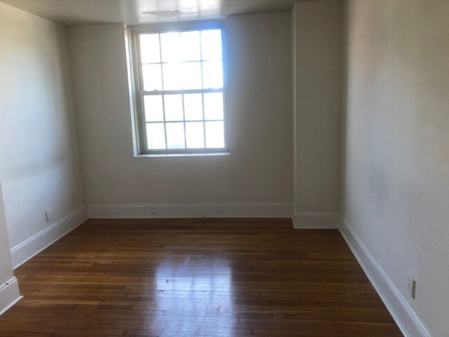 Building Photo - ONE BEDROOM RITTENHOUSE APARTMENT - FREE W...
