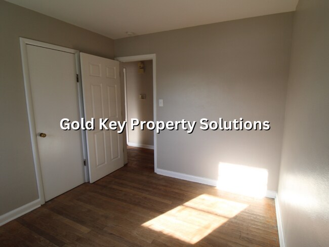 Building Photo - 3 BR 1 BA House with Garage Across from Pu...