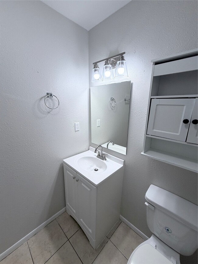 Building Photo - 866 N Victory Dr